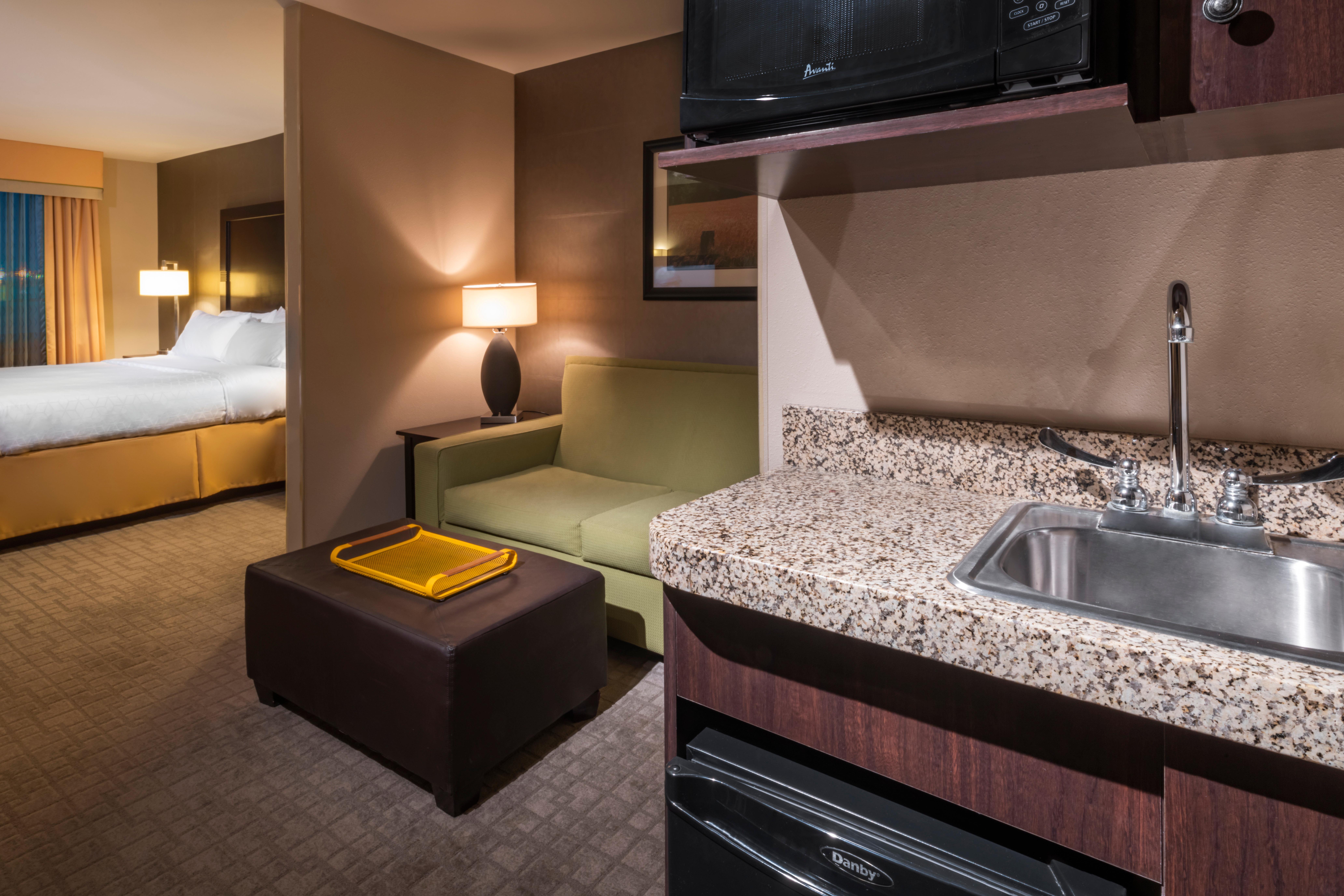 Holiday Inn Express Hays By Ihg Экстерьер фото