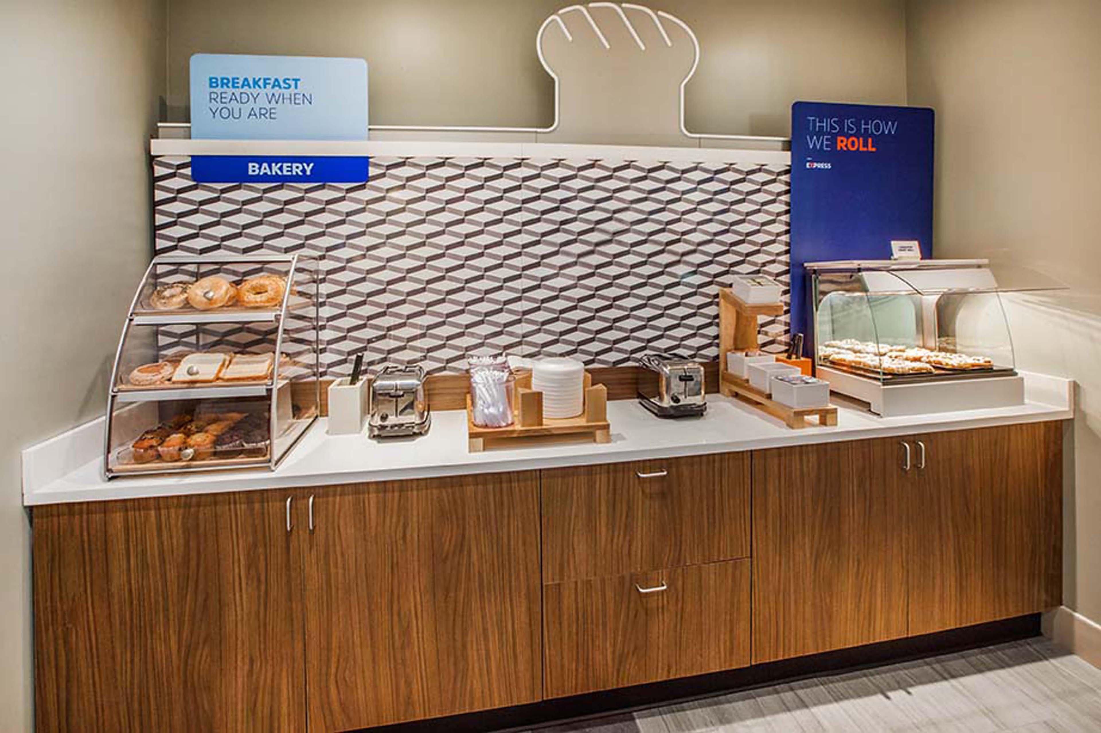 Holiday Inn Express Hays By Ihg Экстерьер фото