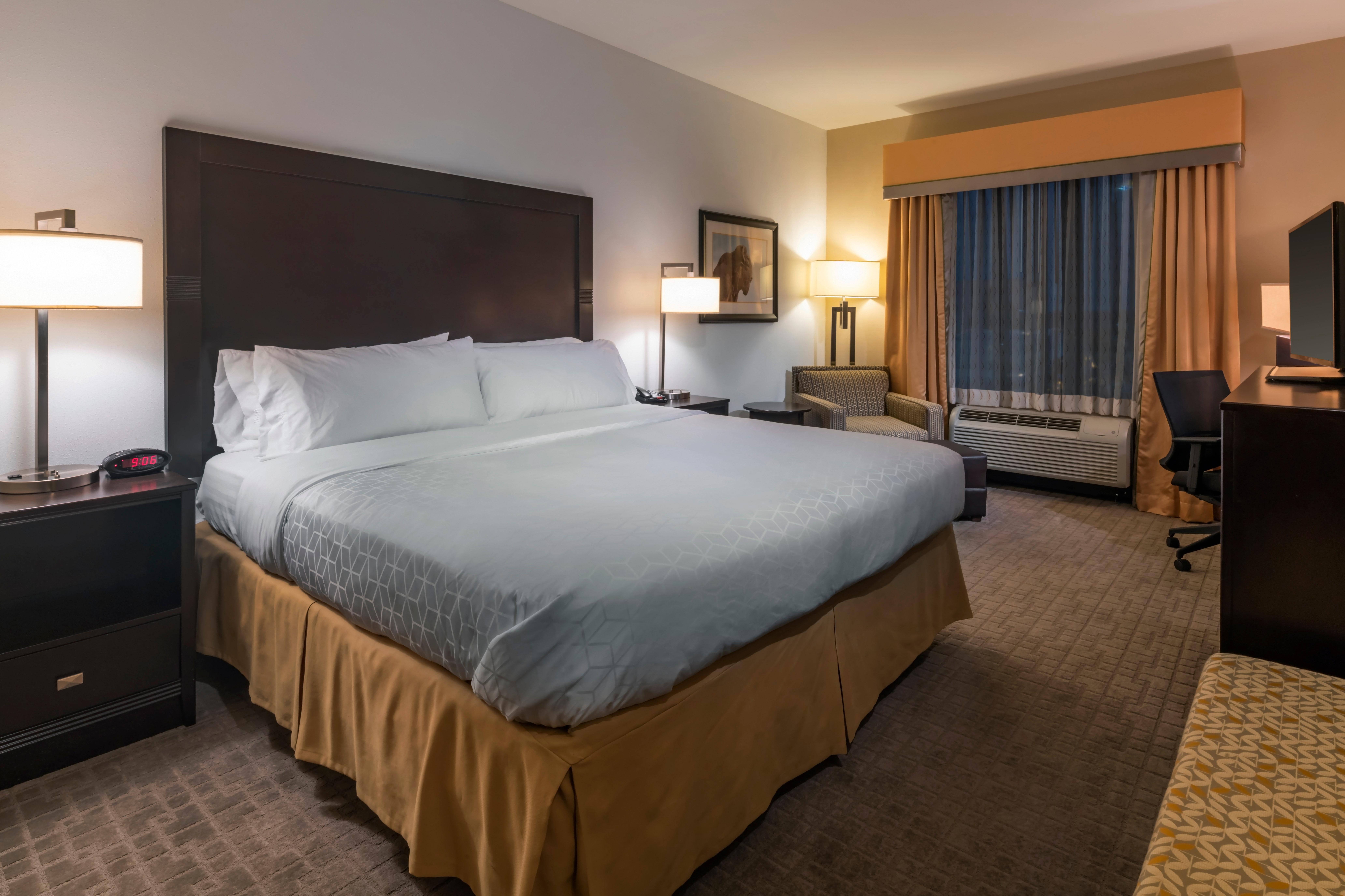 Holiday Inn Express Hays By Ihg Экстерьер фото