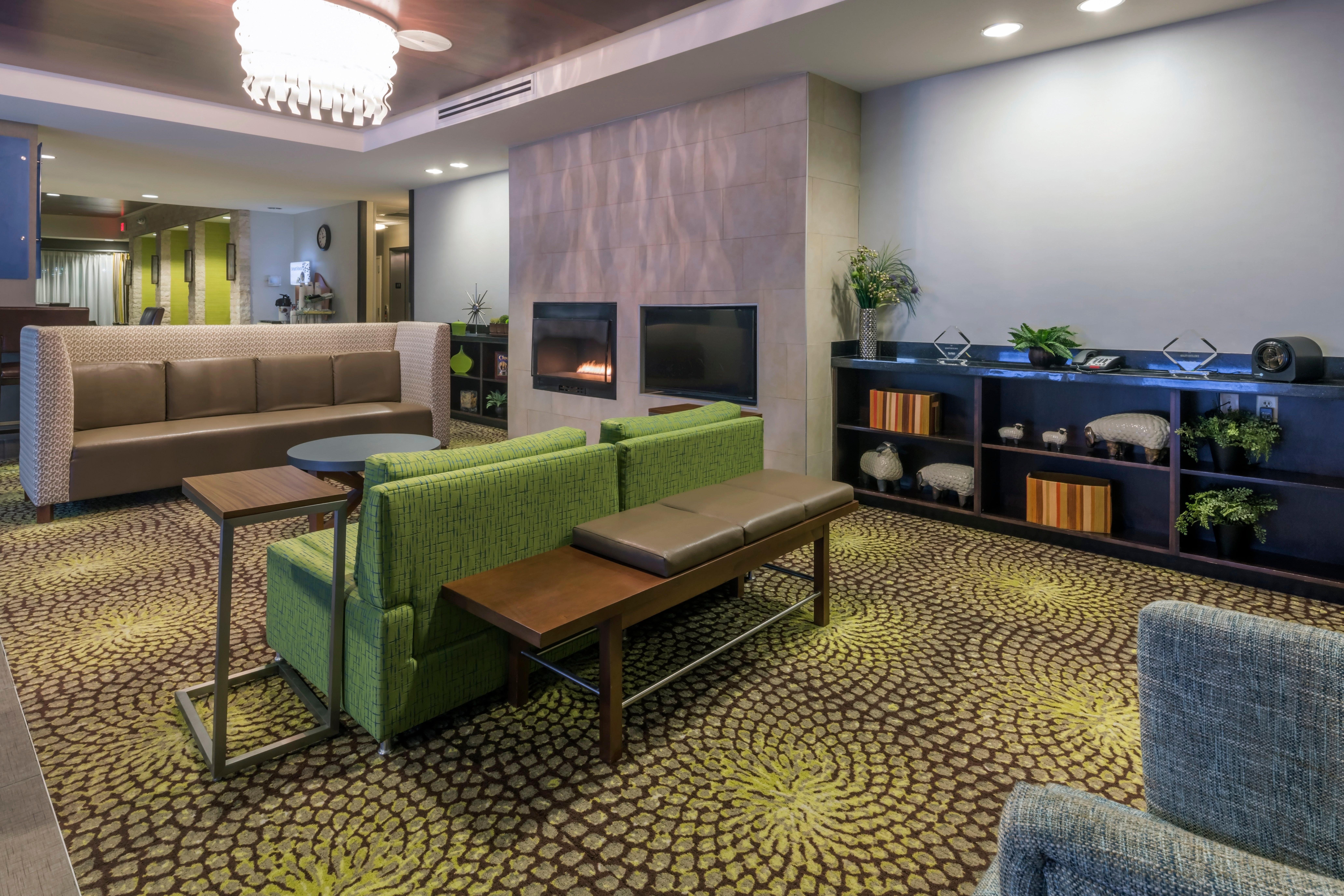Holiday Inn Express Hays By Ihg Экстерьер фото