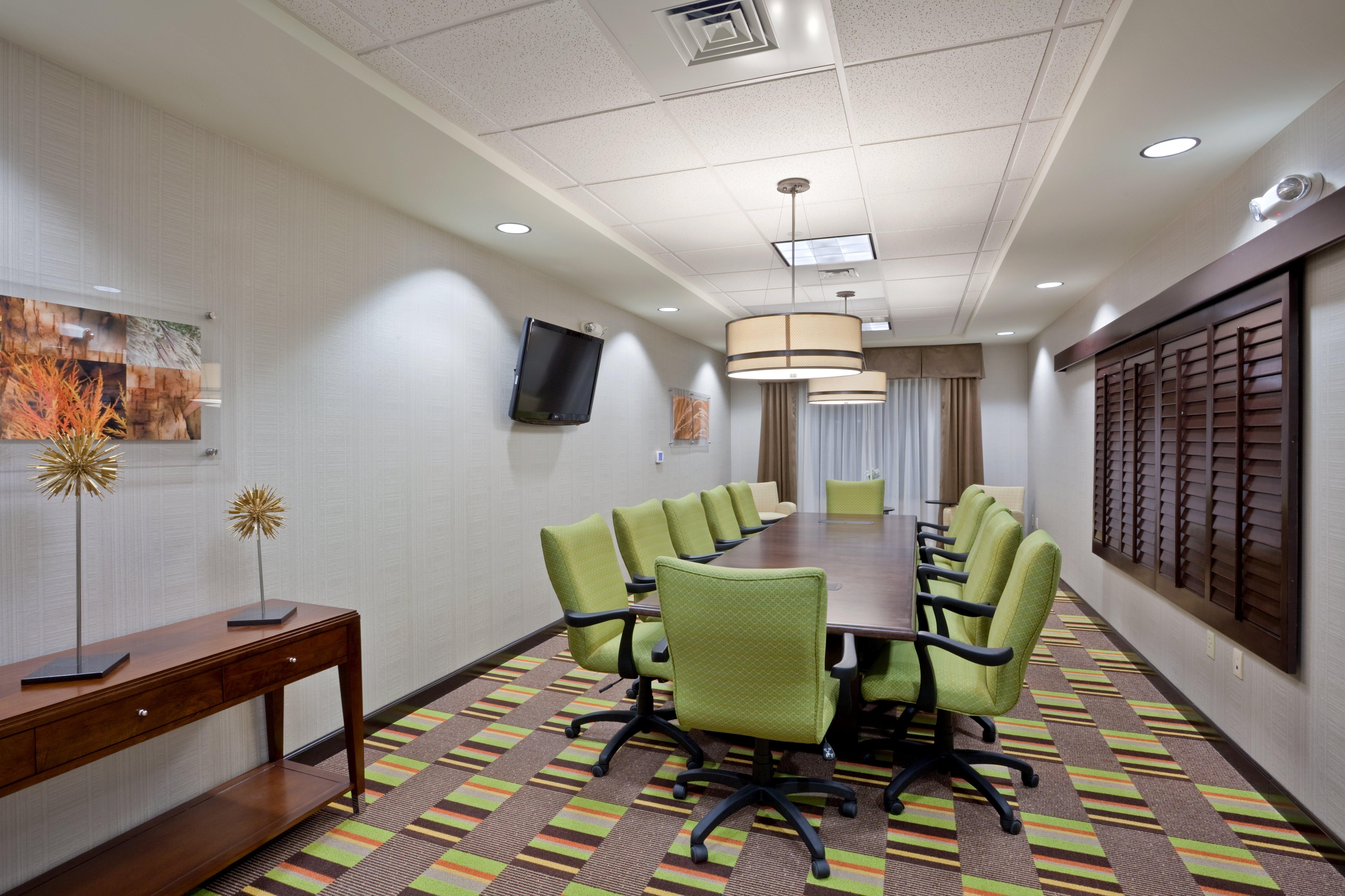 Holiday Inn Express Hays By Ihg Экстерьер фото