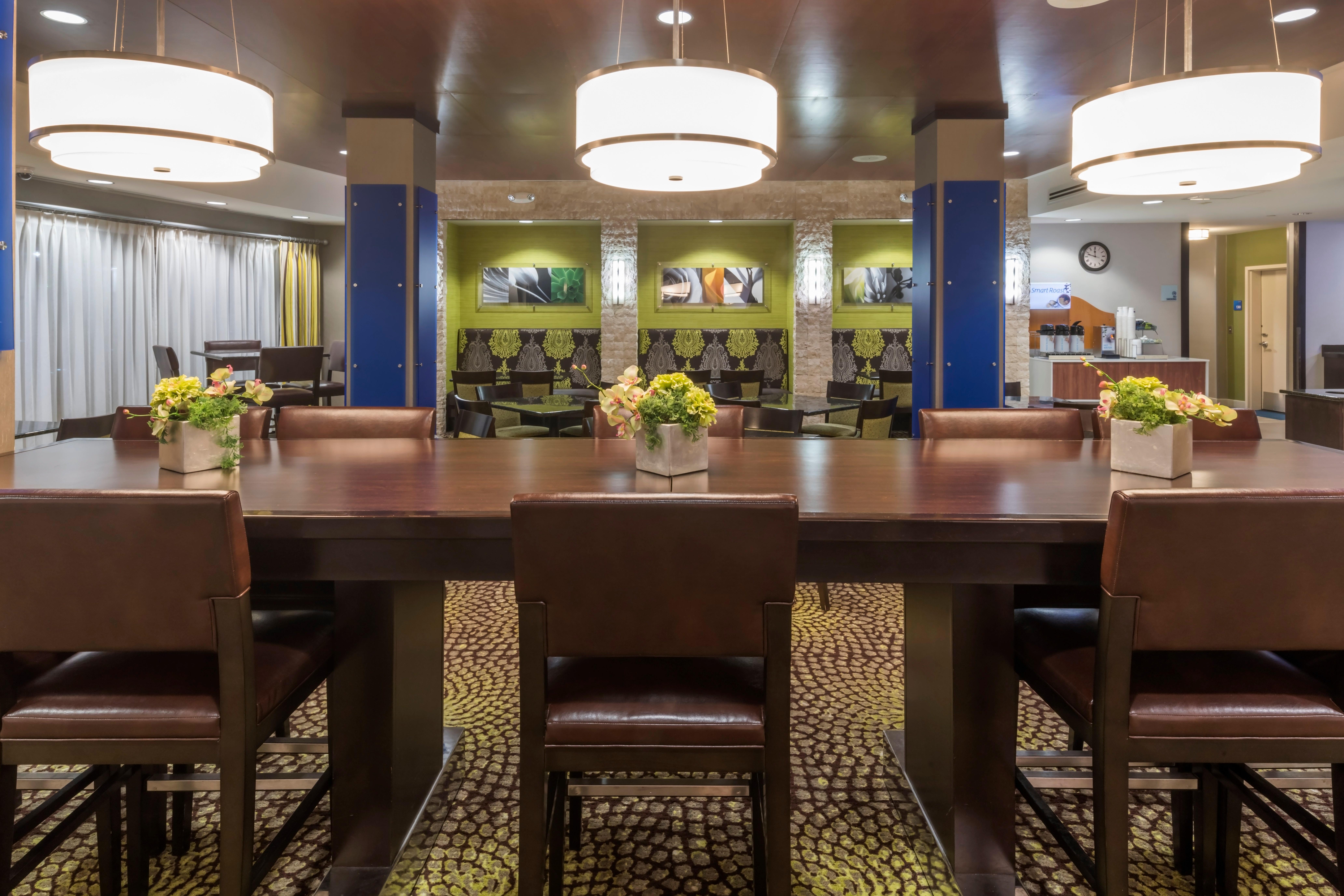 Holiday Inn Express Hays By Ihg Экстерьер фото