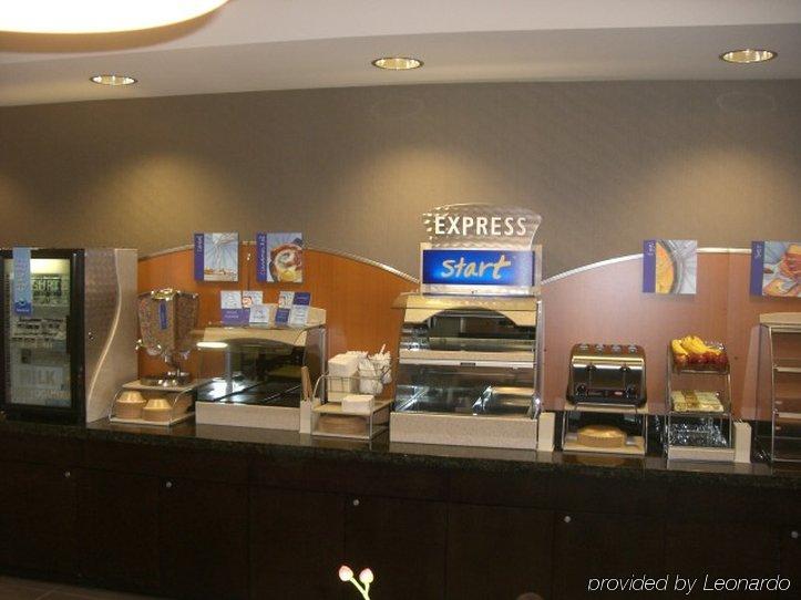Holiday Inn Express Hays By Ihg Ресторан фото