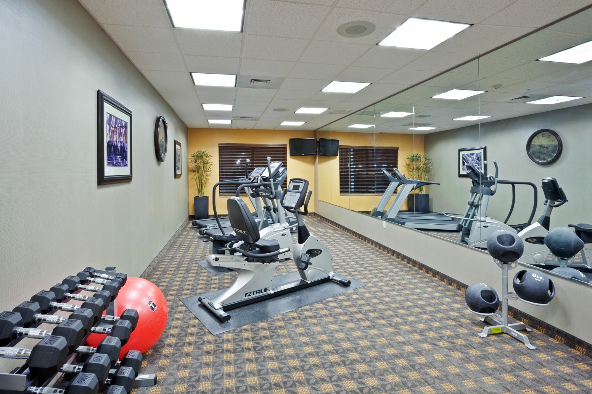 Holiday Inn Express Hays By Ihg Экстерьер фото